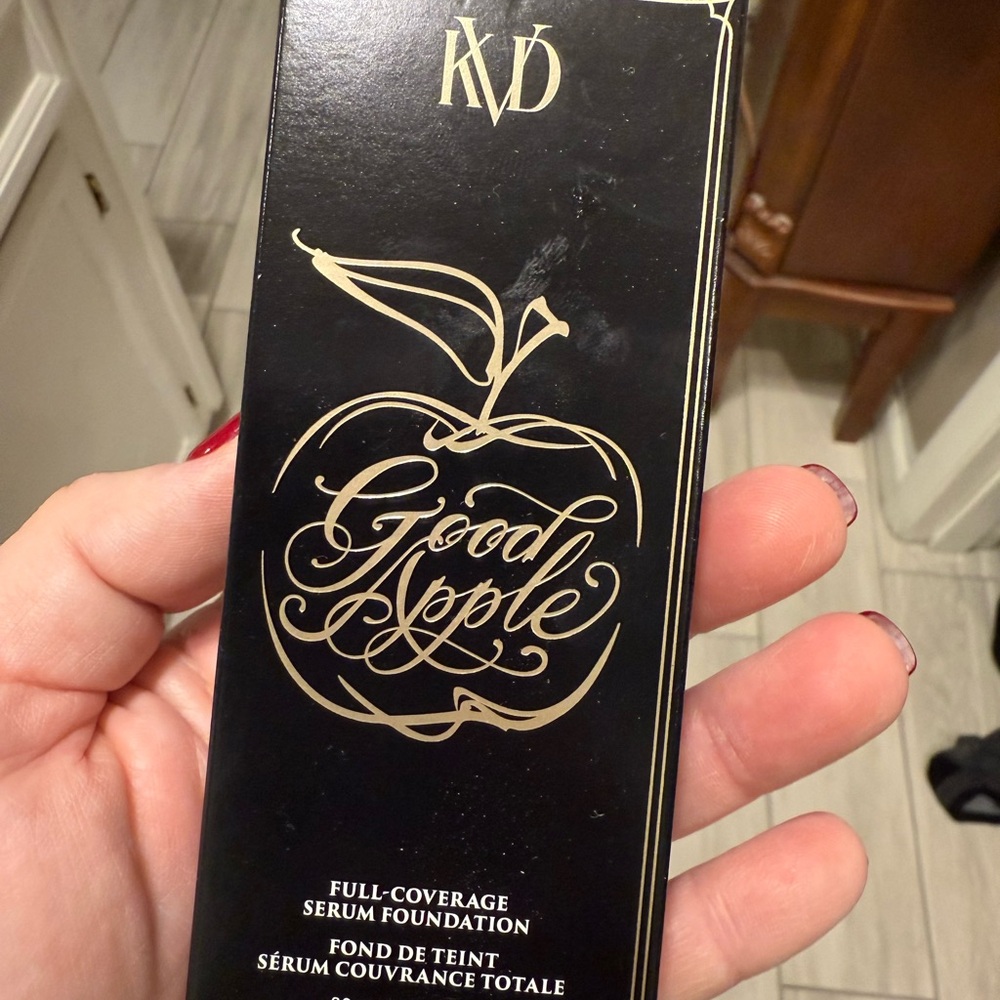 Kat von D Good apple full coverage
NWT serum foundation - 012 Light